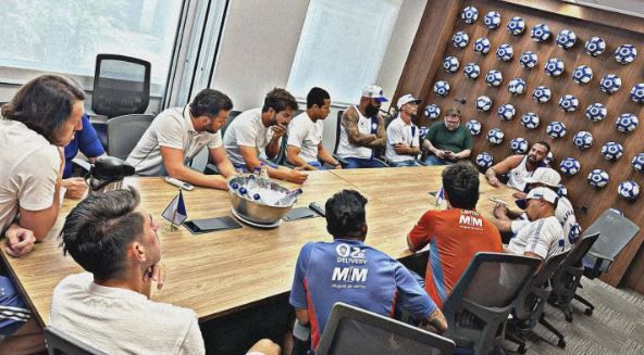 Organizada do Cruzeiro se reúne com Diniz e jogadores: 'Libertadores é obrigação'