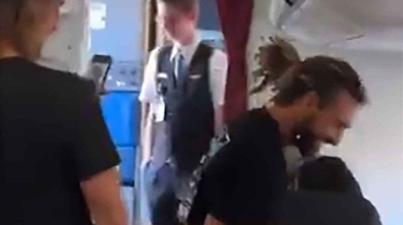 Cobra é descoberta em avião e retirada por personalidade da TV