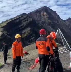 O perfil criado pela família de Juliana informou que os socorristas desceram 400 metros pela encosta, “mas estimam que a localização de Juliana ainda está a uns 650 metros de distância”.