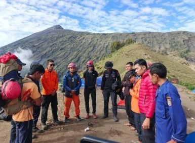 O perfil criado pela família de Juliana informou que os socorristas desceram 400 metros pela encosta, “mas estimam que a localização de Juliana ainda está a uns 650 metros de distância”.