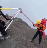 O perfil criado pela família de Juliana informou que os socorristas desceram 400 metros pela encosta, “mas estimam que a localização de Juliana ainda está a uns 650 metros de distância”.