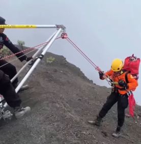 O perfil criado pela família de Juliana informou que os socorristas desceram 400 metros pela encosta, “mas estimam que a localização de Juliana ainda está a uns 650 metros de distância”.