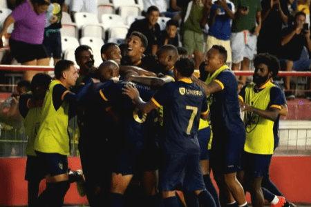 Jogadores do Retrô celebram gol de Vágner Love