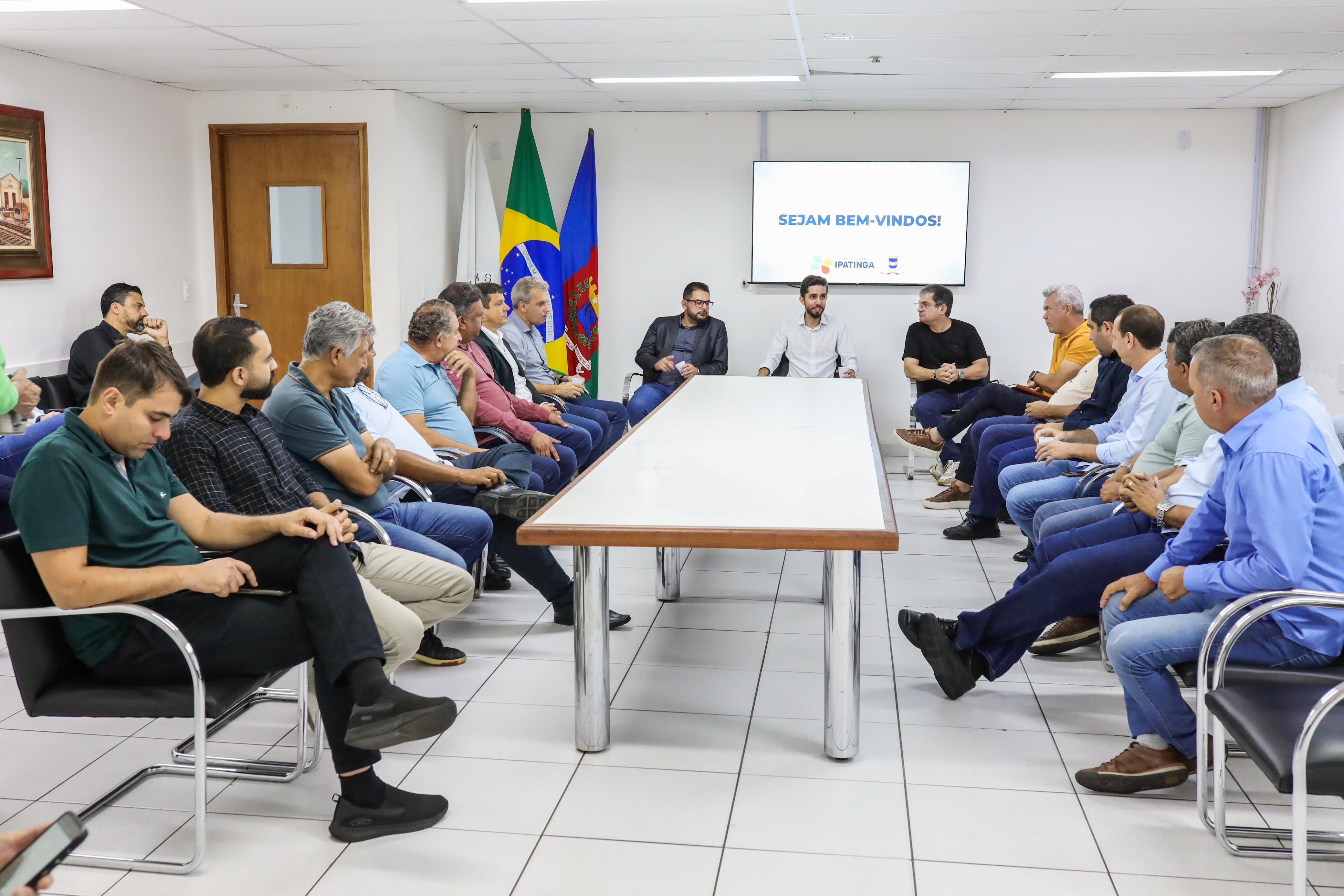 Prefeitos eleitos e reeleitos de várias cidades se reúnem em Ipatinga