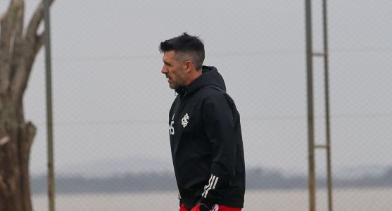 Paulo Pezzolano em treino do Inter após o vice do Gauchão
