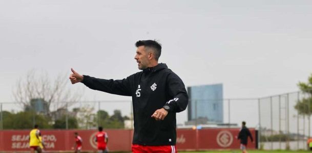 Pezzolano em treino do Inter após a derrota para o Atlético