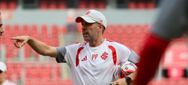 Paulo Pezzolano em treinamento no Estádio Beira-Rio, em Porto Alegre