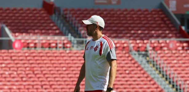 Pezzolano, do Inter, em treino no Estádio Beira-Rio, em Porto Alegre