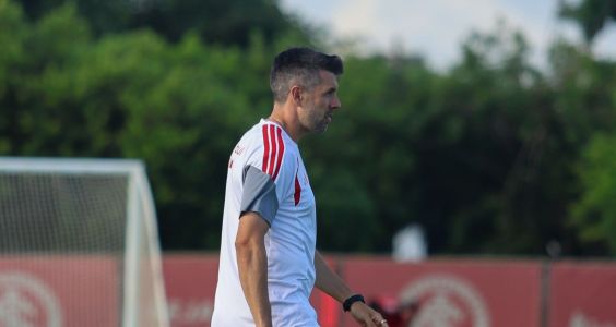 Pezzolano em treino do Inter no CT Parque Gigante