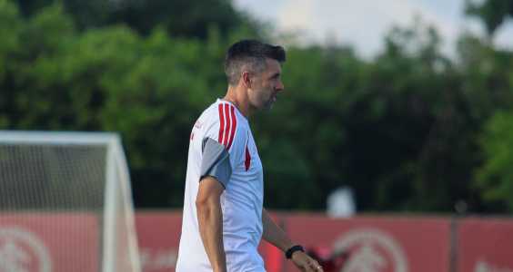 Pezzolano em treino do Inter no CT Parque Gigante
