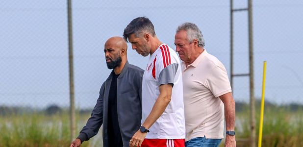 Da esquerda para direita, Fabinho Soldado, executivo do Inter, Paulo Pezzolano, treinador, e Abel Braga, diretor técnico
