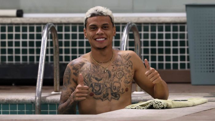 Richard Ríos ficou na parte interna do CT do Palmeiras 