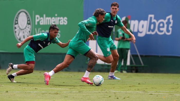 Ríos trabalhou com o elenco após ficar fora do jogo contra o Sport