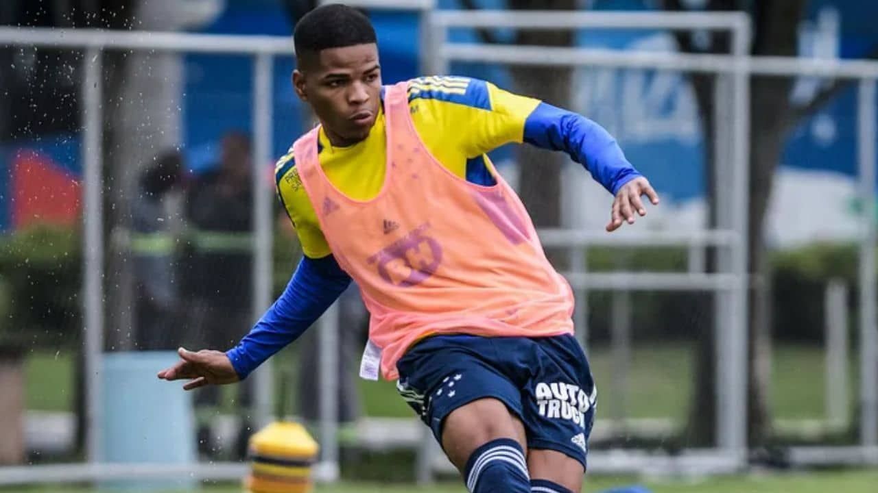 Cria do Cruzeiro, meio-campista é anunciado como reforço de clube mineiro