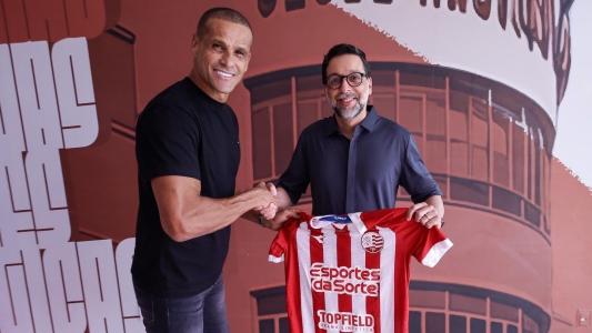 Rivaldo, pentacampeão mundial com a Seleção Brasileira, posa ao lado do presidente do Náutico, Bruno Becker