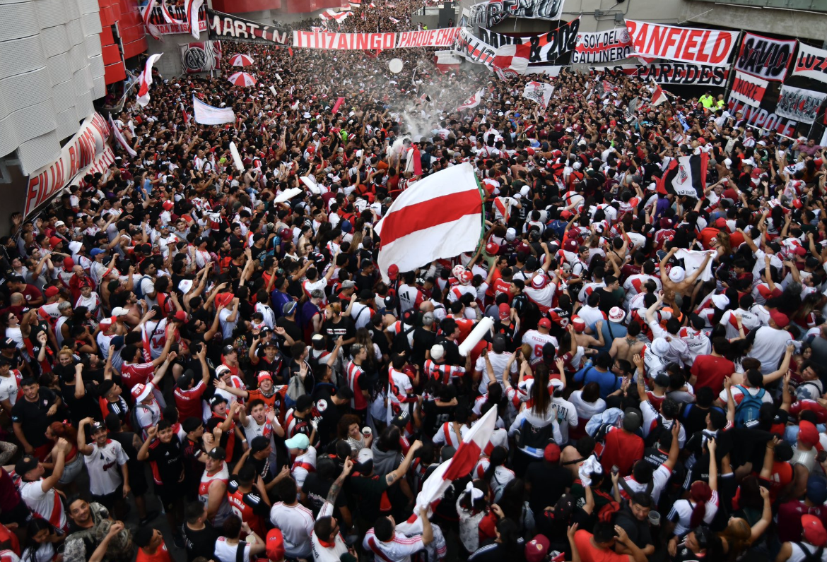 Torcida do River Plate surpreende em apoio antes de 'decisão' contra o Atlético
