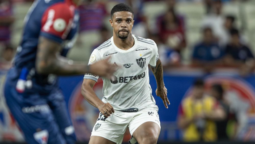 Meia do Atlético volta a jogar com Milito após mais de três meses