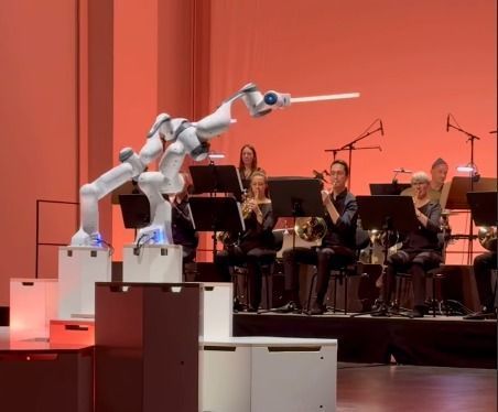Robô com três braços rege orquestra na Alemanha
