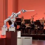 Robô com três braços rege orquestra na Alemanha