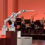 Robô com três braços rege orquestra na Alemanha