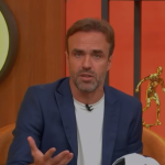 Após rusga, Roger Flores manda recado a Arana, do Atlético: 'Você fez isso comigo'
