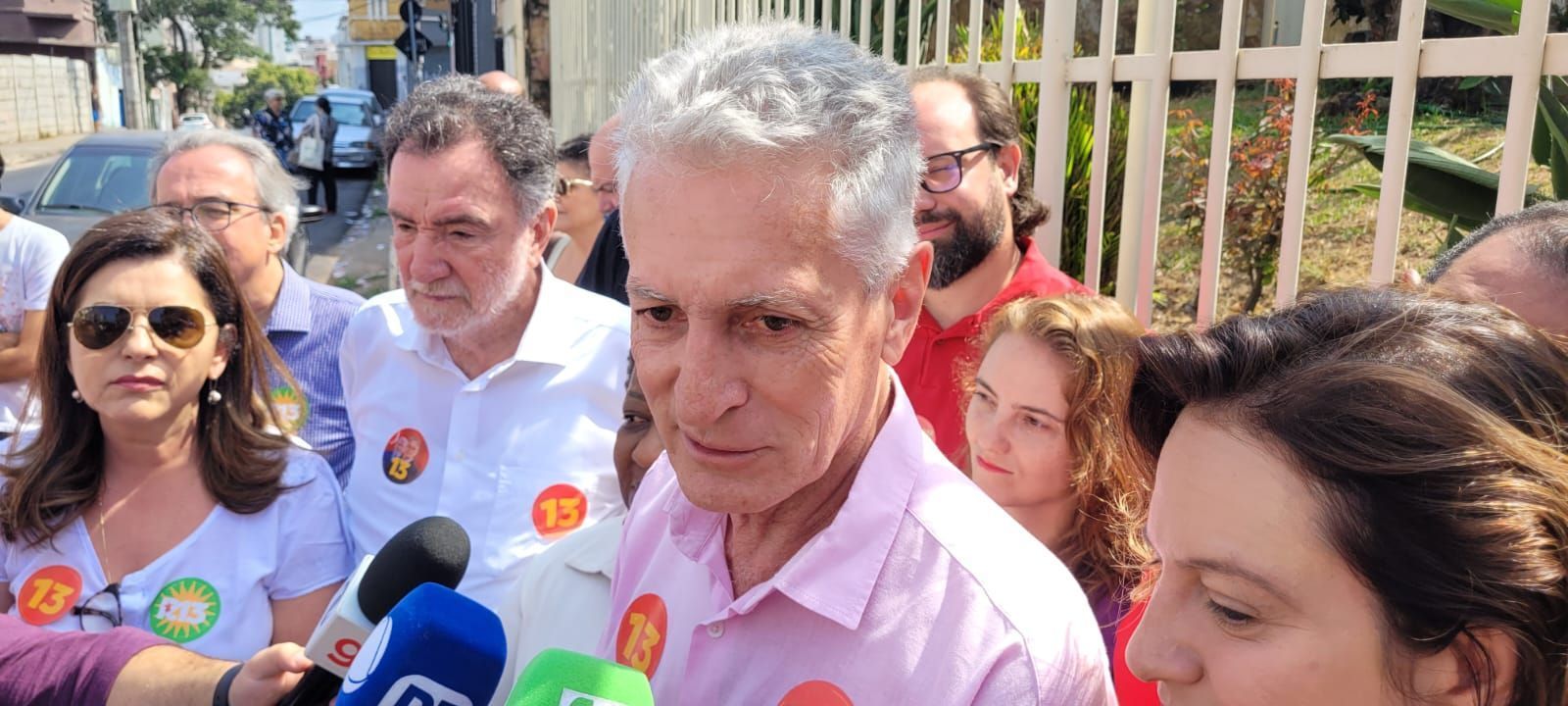 Rogério Correia (PT) vota no bairro Carlos Prates, cita Lula e pede apoio dos indecisos