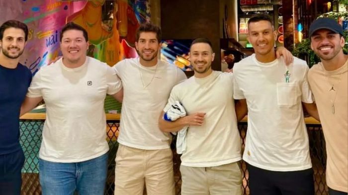 Hudson (à esquerda), Lucas Silva (ao centro) e Henrique (primeiro da direita para a esquerda) em um encontro em um shopping de BH