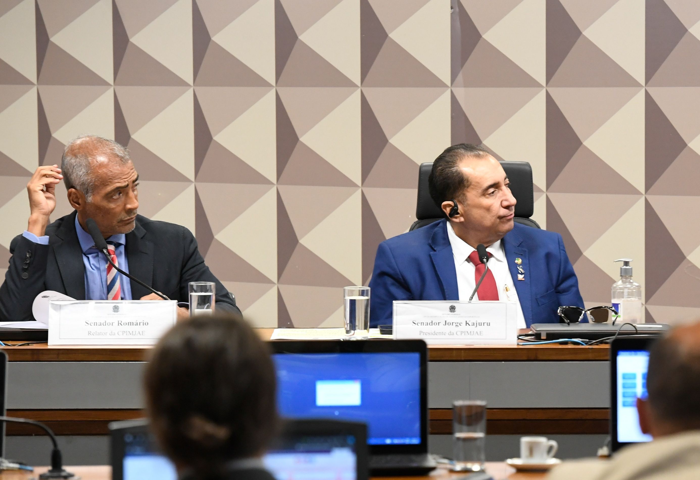Esquema de apostas: homem dispara contra Romário em CPI no Senado