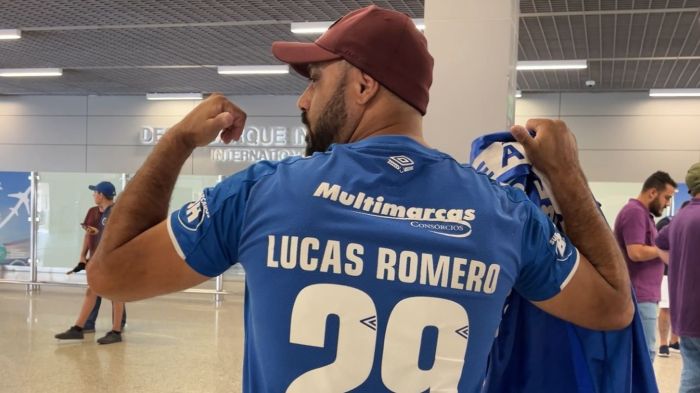 Torcedor do Cruzeiro mostra camisa que ganhou de Lucas Romero em sua primeira passagem por BH