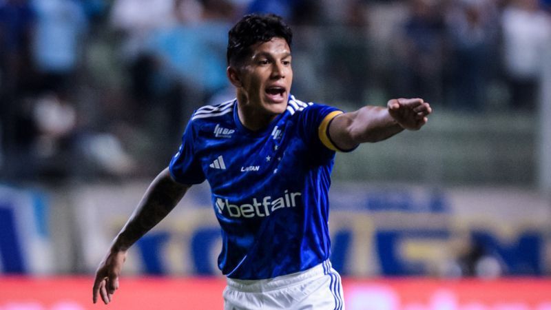 Comentarista cita mau momento de Walace no Cruzeiro e exalta Romero