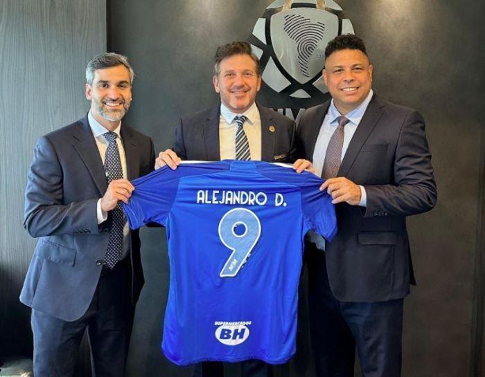 Gabriel Lima, Alejandro Domínguez e Ronaldo, na sede da Conmebol, no Paraguai Gabriel Lima, Alejandro Domínguez e Ronaldo, na sede da Conmebol, no Paraguai