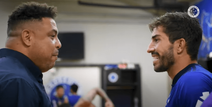 Ronaldo conversa com Lucas Silva em vestiário do Cruzeiro, no Mineirão