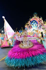 Desfile da Rosas de Ouro no Carnaval de SP em 2025