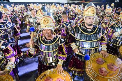 Desfile da Rosas de Ouro no Carnaval de SP em 2025