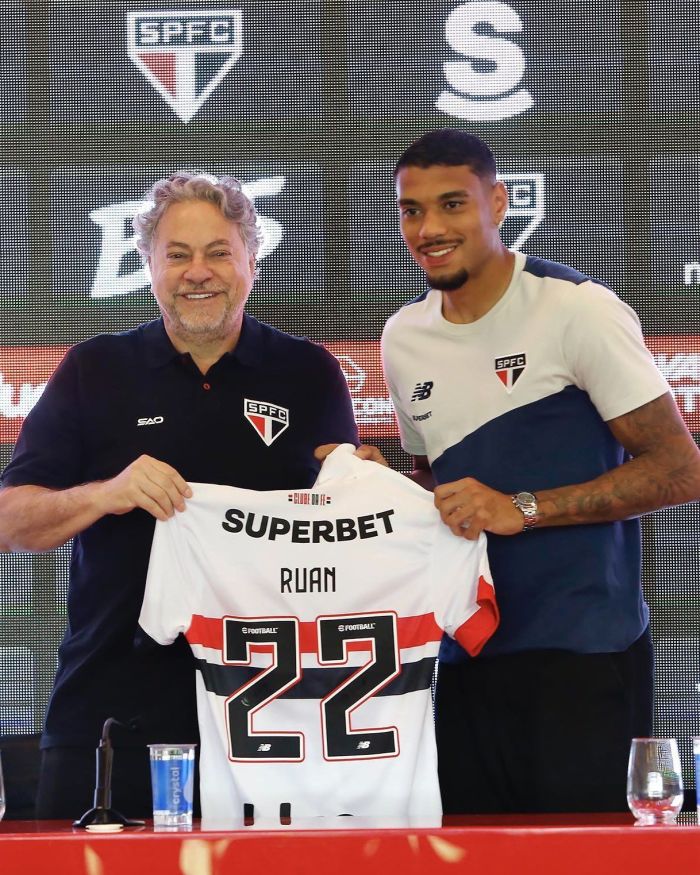 Ruan posa para foto ao lado do presidente do São Paulo, Julio Casares Ruan posa para foto ao lado do presidente do São Paulo, Julio Casares