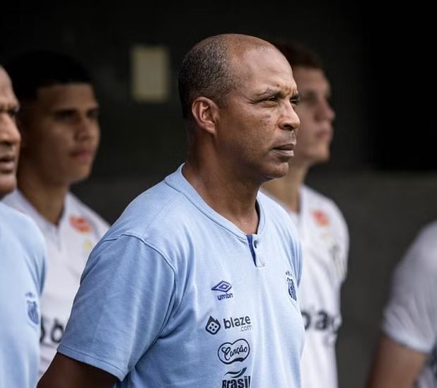 Corinthians negocia com ex-técnico do Santos para assumir cargo no Sub-20