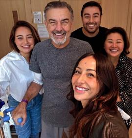 Sabrina Sato publicou foto ao lado do pai e da família