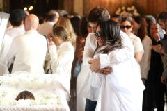 Sabrina Sato e Sheron Menezzes comparecem ao velório de Preta Gil