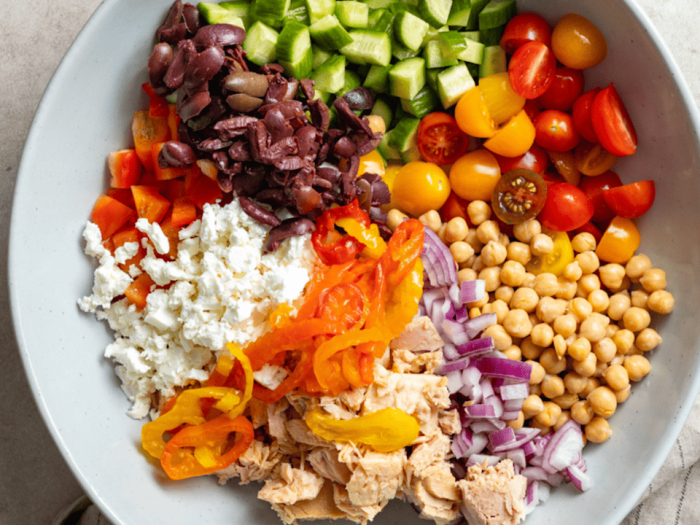 Salada Grega com Grão de Bico e Atum