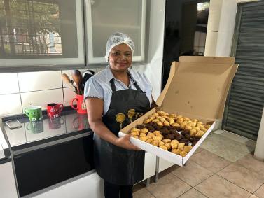 Eliana Pereira dos Santos retomou a produção de salgados com apoio do microcrédito