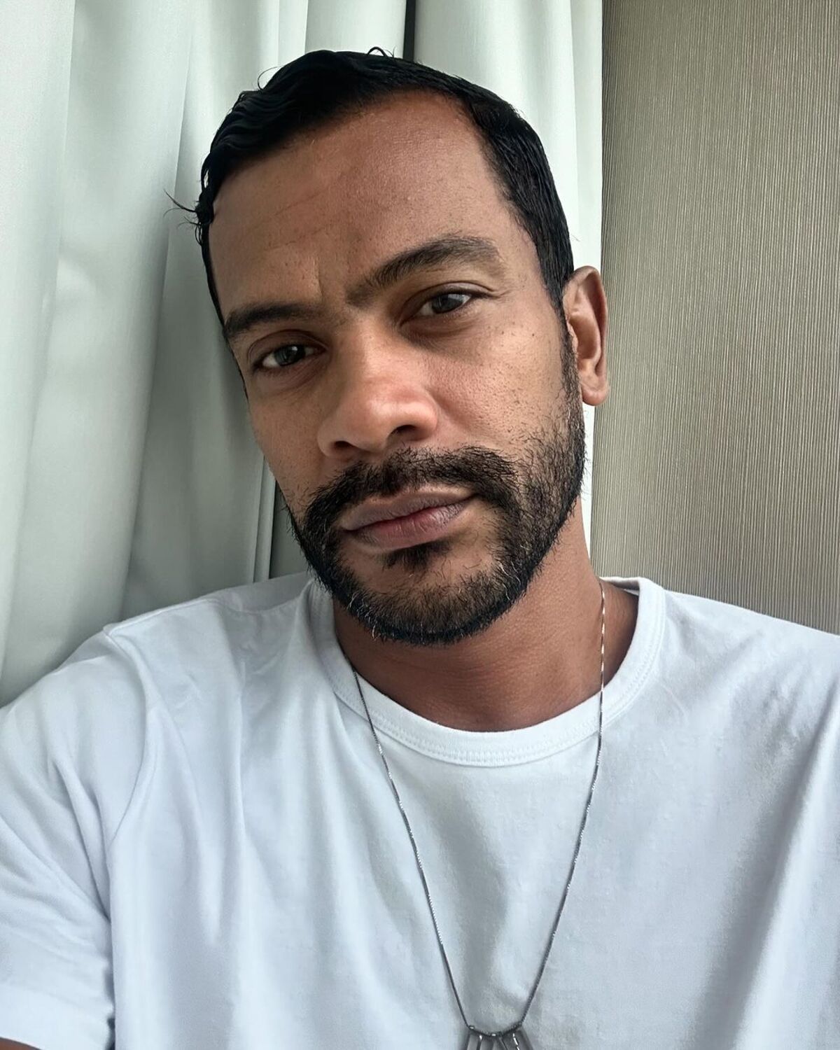 Ator de 'Mania de Você', da TV Globo, Samuel de Assis atiça seguidores ao posar de sunga: 'brigadeirão'