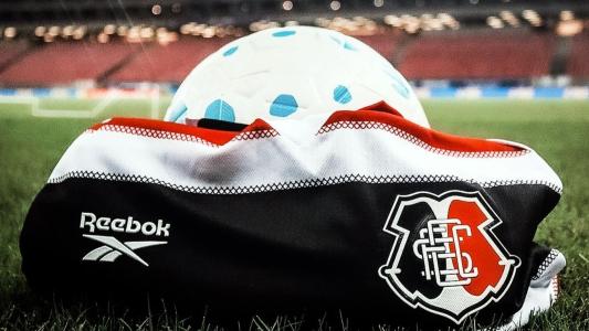 Camisa do Santa Cruz usada no jogo contra o Sousa-PB, pela segunda fase da Copa do Brasil