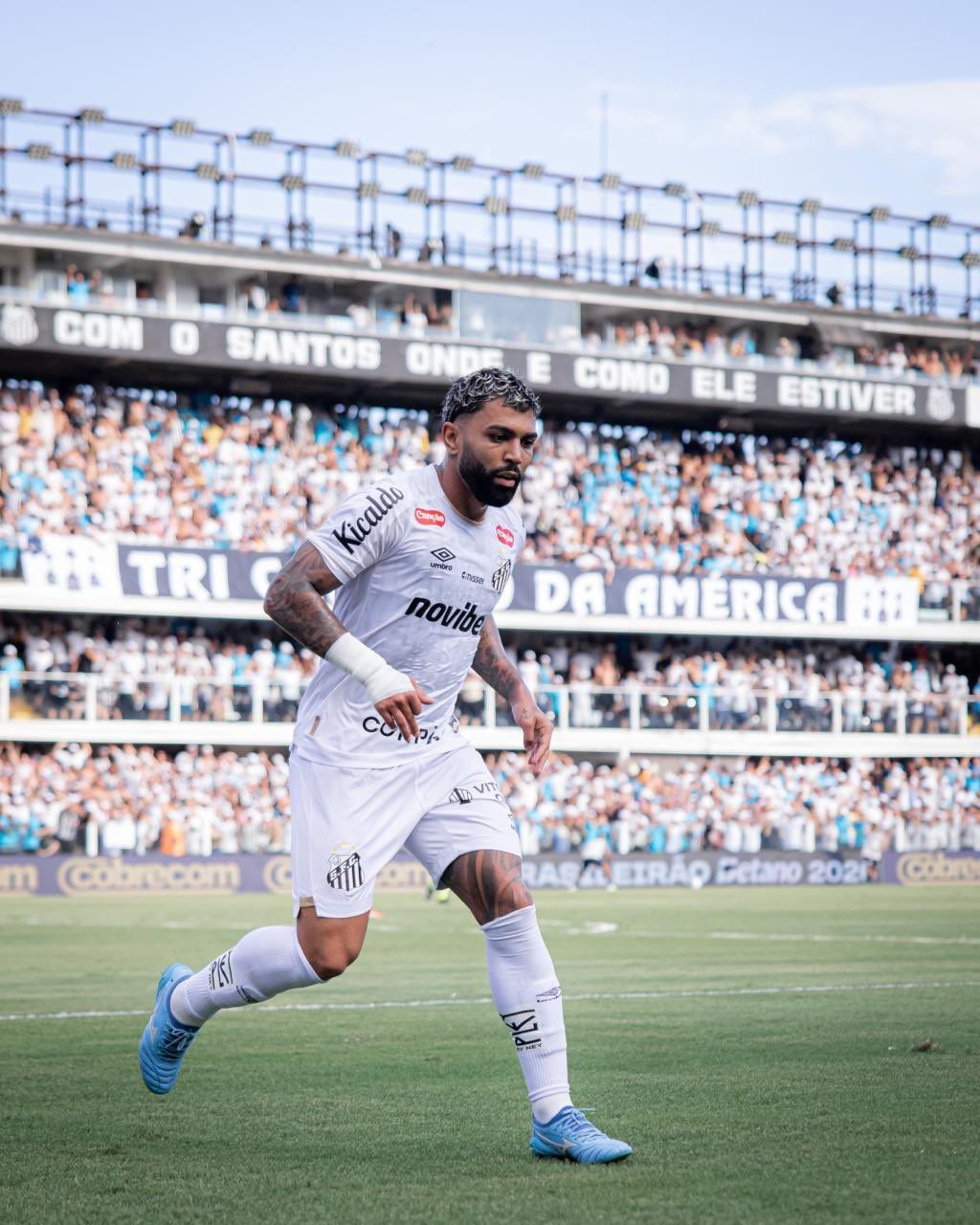 Gabigol faz referência a Robinho ao reagir à comemoração pelo Santos, e web detona