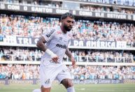 Gabigol faz referência a Robinho ao reagir à comemoração pelo Santos, e web detona