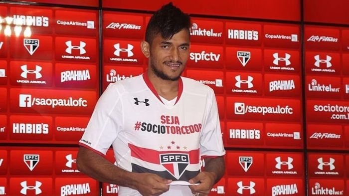 Atacante Rogério com a camisa do São Paulo