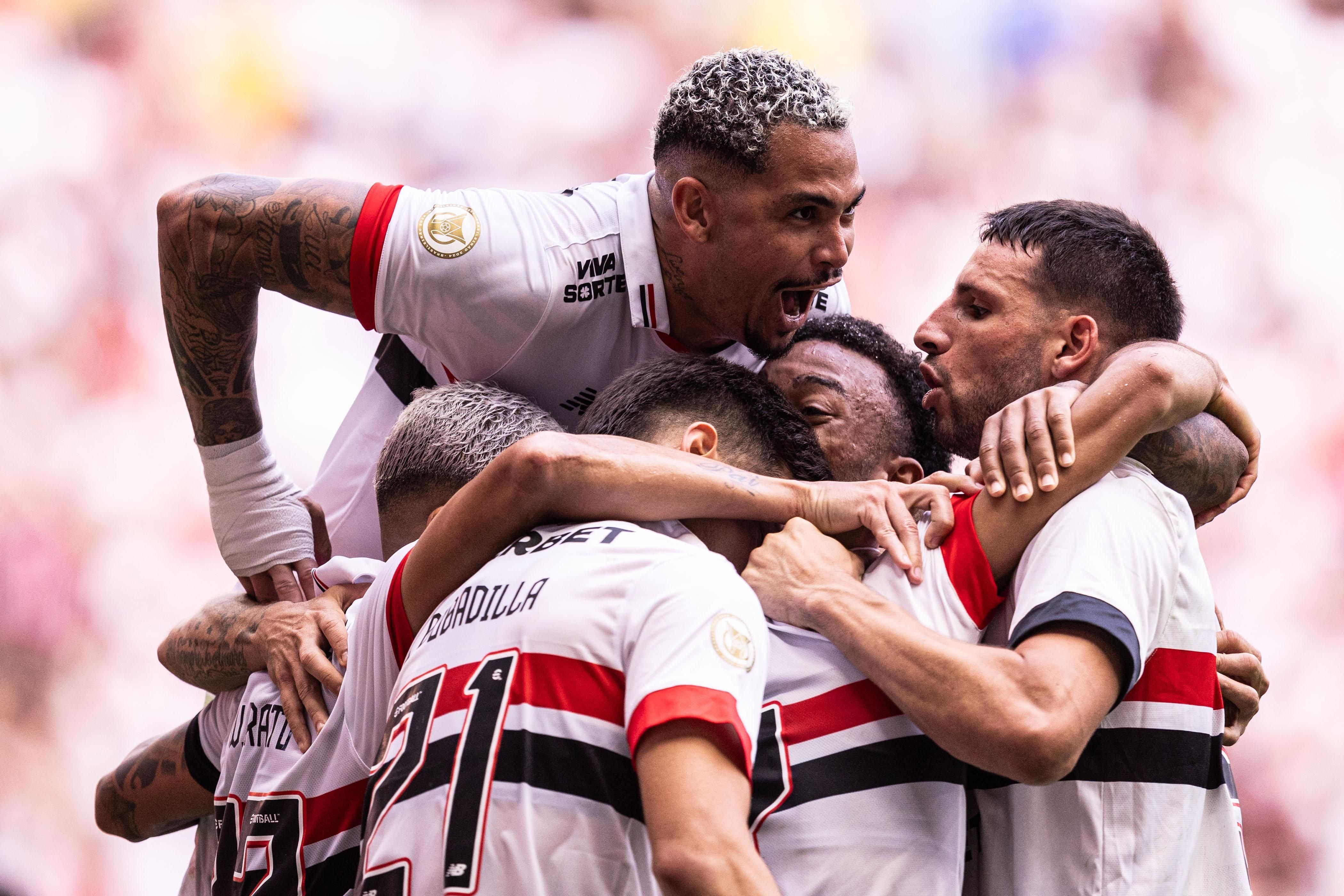 São Paulo vence clássico marcado por expulsões e afunda Corinthians no Brasileiro
