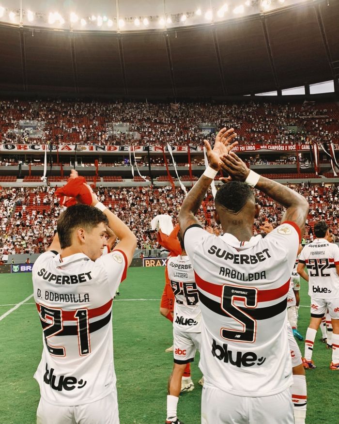 Jogadores do São Paulo celebram vitória sobre o Corinthians no Mané Garrincha
