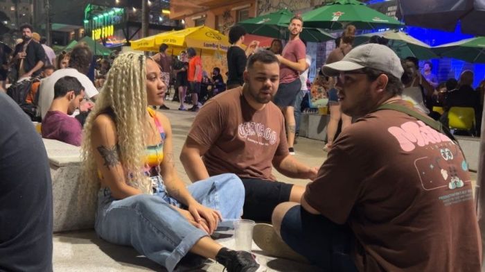 Rua Sapucaí, no bairro Floresta, virou ponto de encontro em BH 