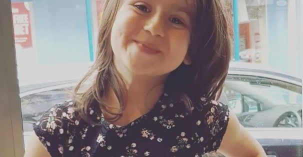 Pai e madrasta de menina morta são julgados por crime que horrorizou o Reino Unido