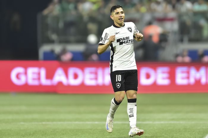 Savarino comemora segundo gol do Botafogo sobre Palmeiras